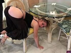 Мужик выебал свою падчерицу, когда она аппетитно стояла раком